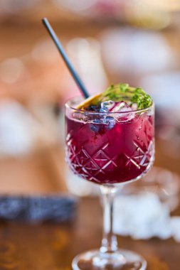 Masanın üzerinde bir bardak kokteyl..