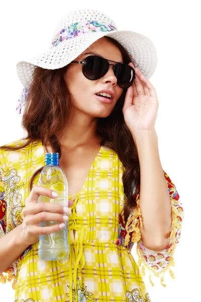 Beautiful woman with hat and sunglasses drinking water — Stock Photo, Image