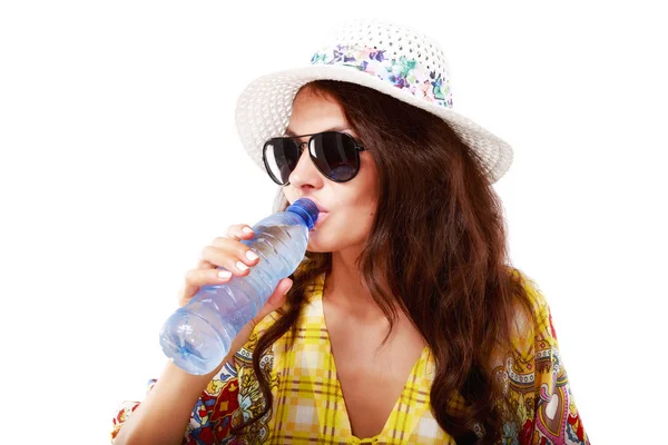 Bella donna con cappello e occhiali da sole acqua potabile — Foto Stock