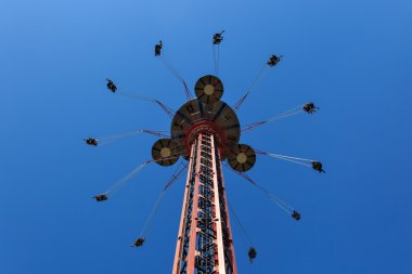 Mavi gökyüzü uçan salıncak carousel