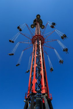 Mavi gökyüzü uçan salıncak carousel