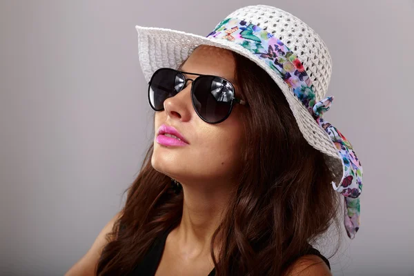 Mujer feliz con sombrero blanco y gafas de sol —  Fotos de Stock