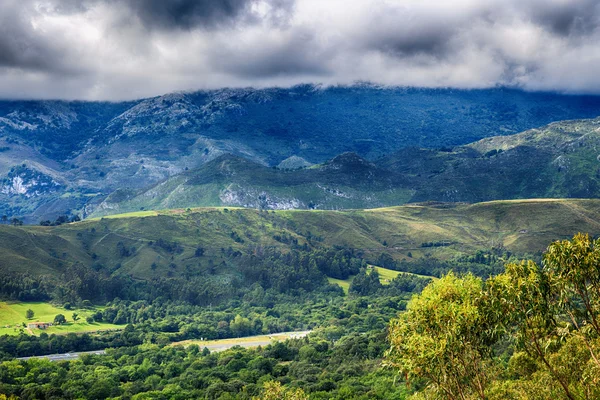 Prachtige landschap van de rocky mountains in Spanje — Stockfoto