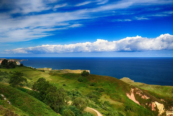 Okyanus kıyısında yılında asturias, İspanya ile güzel sahne — Stok fotoğraf