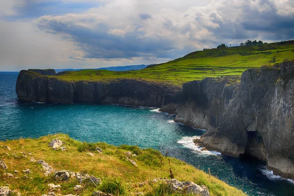 Hermoso paisaje con la orilla del mar en Asturias, España — Foto de Stock