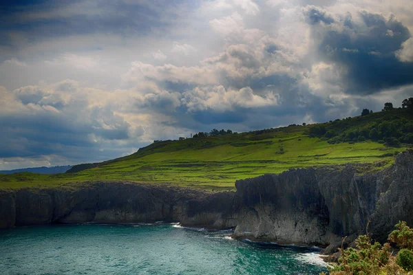 Bellissimo scenario con la riva dell'oceano nelle Asturie, Spagna — Foto Stock