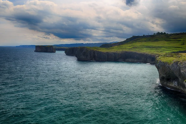 Bela paisagem com a costa oceânica em Astúrias, Espanha — Fotografia de Stock