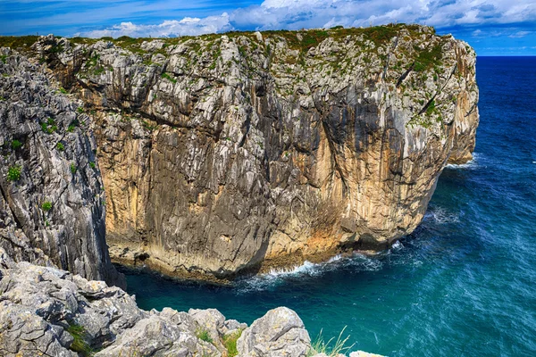 Okyanus kıyısında yılında asturias, İspanya ile güzel sahne — Stok fotoğraf