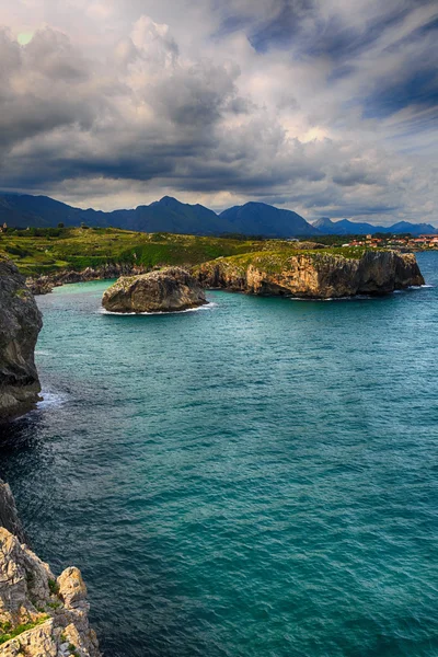 Beaux paysages avec le rivage de l'océan dans les Asturies, Espagne — Photo