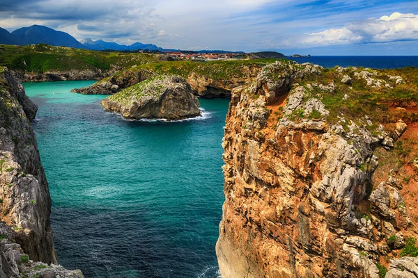 Gyönyörű táj, az óceán partján Asturias, Spanyolország — Stock Fotó