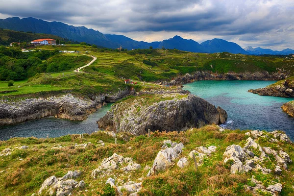 Beautiful scenery with the ocean shore in Asturias, Spain — Stock Photo, Image