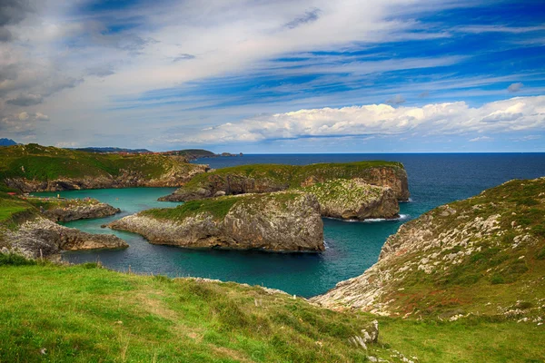 Bellissimo scenario con la riva dell'oceano nelle Asturie, Spagna — Foto Stock