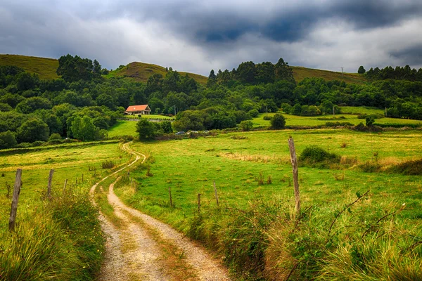 Landweg naar een huis in de bergen — Stockfoto