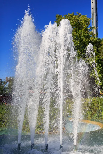 Una pequeña fuente en el parque — Foto de Stock