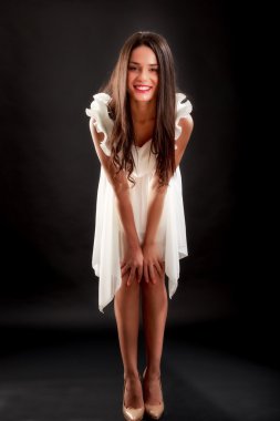 siyah zemin üzerine beyaz elbiseli güzel kadın