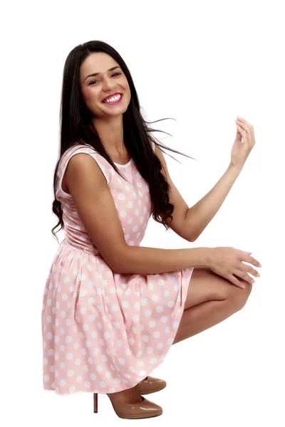 Hermosa mujer en vestido rosa sobre fondo blanco —  Fotos de Stock