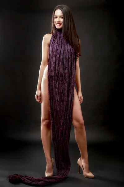 Joven hermosa caucásica morena en vestido improvisado —  Fotos de Stock