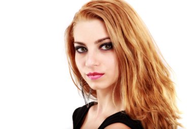 beyaz zemin üzerinde güzel sarışın kadın