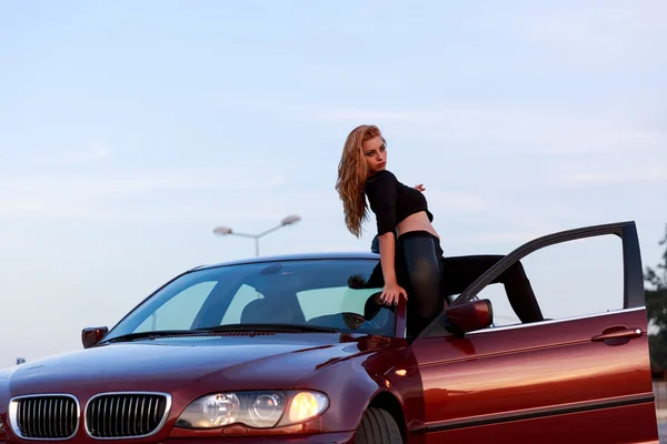 Young pretty lady with a clasic car — Stock Photo, Image