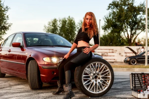 Young pretty lady with a clasic car — Stock Photo, Image