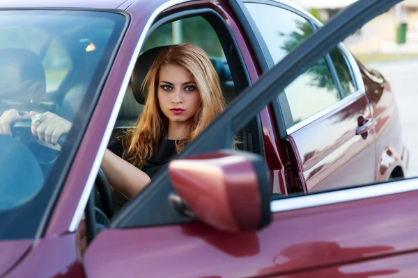 Joven linda dama con un coche clásico — Foto de Stock