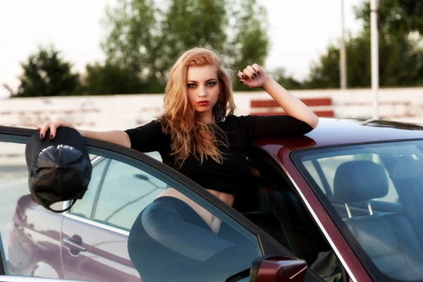 Junge hübsche Dame mit klassischem Auto — Stockfoto