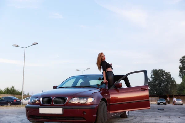 Jeune jolie dame avec une voiture clasique — Photo