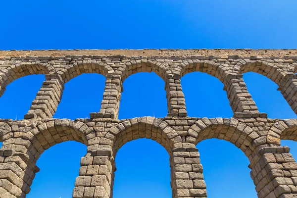 O famoso aqueduto antigo em Segóvia, Espanha — Fotografia de Stock