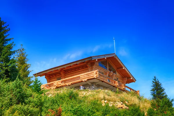 Maison en bois dans les montagnes — Photo