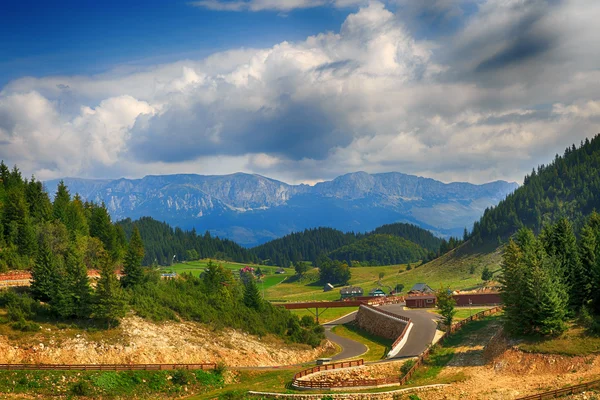 Linda paisagem de verão nas montanhas. Roménia — Fotografia de Stock