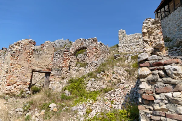 Detalle de las paredes destruidas en ruinas de la ciudadela medieval Rasnov en R — Foto de Stock