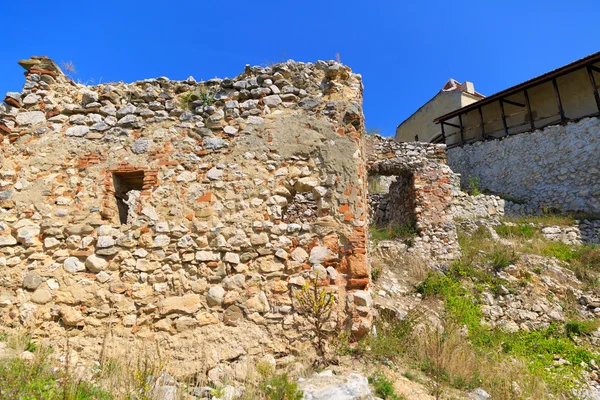 Detalhe das muralhas destruídas em ruínas da cidadela medieval de Rasnov em R — Fotografia de Stock