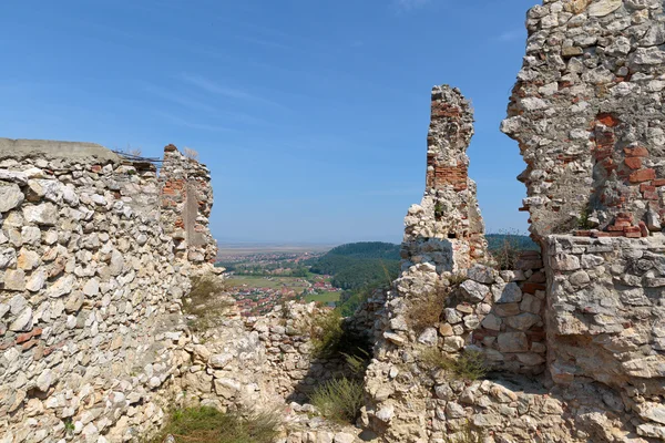 Detalle de las paredes destruidas en ruinas de la ciudadela medieval Rasnov en R — Foto de Stock