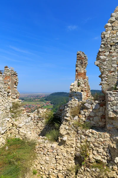 Detalle de las paredes destruidas en ruinas de la ciudadela medieval Rasnov en R — Foto de Stock