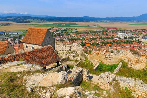 Detalle de las paredes destruidas en ruinas de la ciudadela medieval Rasnov en R — Foto de Stock