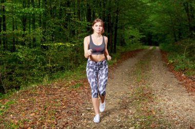 Ormanda koşan güzel bir kız..