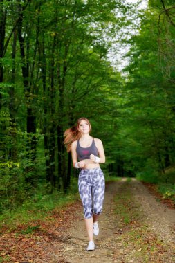 Ormanda koşan güzel bir kız..