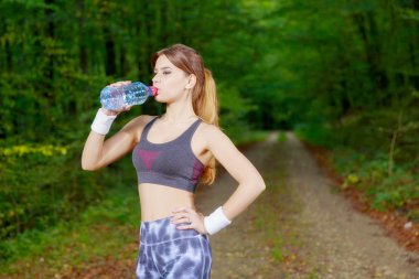 çekici sportif kadın içme suyu bir şişe joggi sonra