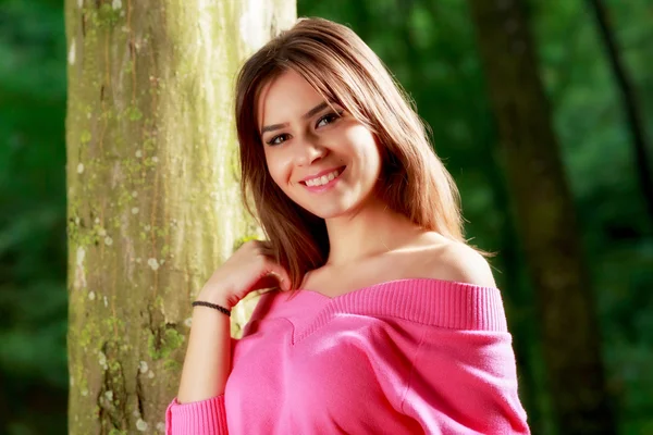Młoda kobieta ładny portret zbliżenie w pobliżu drzewa — Zdjęcie stockowe