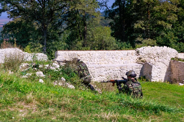 Tomahawk chopObrázek vojáků v akci na zemi — Stock fotografie