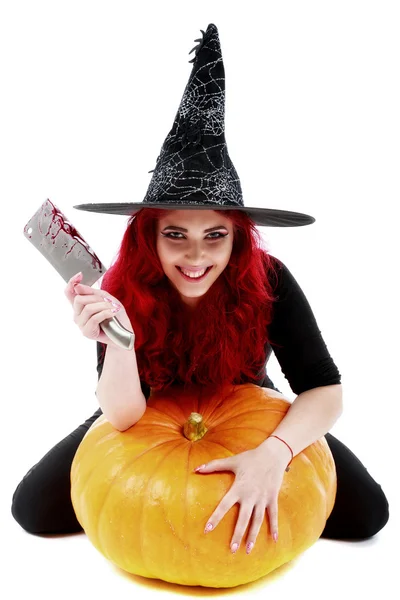 Vrăjitoare cu mâinile pătate cu sânge cu un hatchet în mână stă pe un p — Fotografie, imagine de stoc