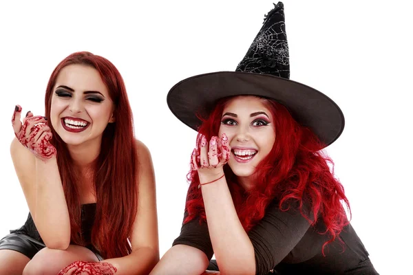 Duas ruivas mulheres com mãos sangrentas halloween cena — Fotografia de Stock