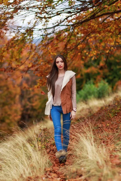 Joven morena mujer retrato en color otoño — Foto de Stock