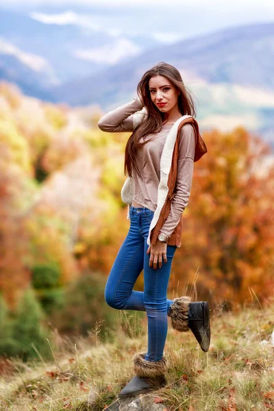 Jonge brunette vrouw portret in herfst kleur — Stockfoto