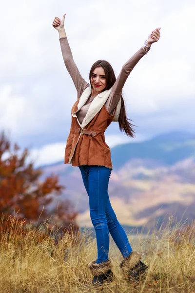 Jonge mooie vrouw in het herfstpark — Stockfoto