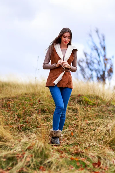 Jonge brunette vrouw portret in herfst kleur — Stockfoto