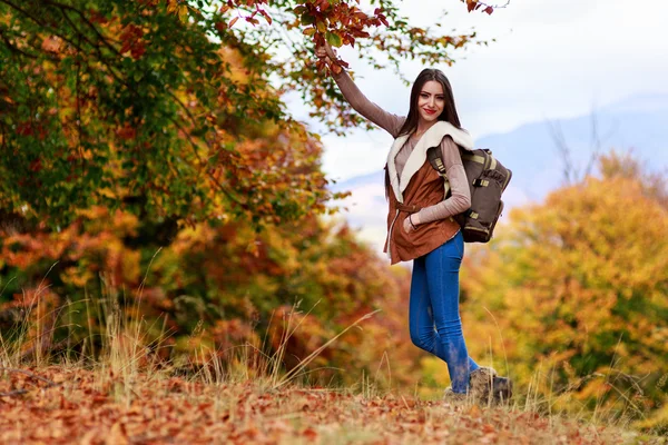 Young woman with backpack hiking during autumn — Stock Photo, Image