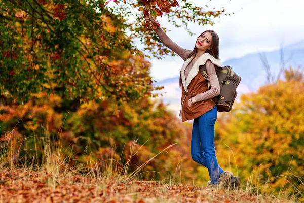 Giovane donna con zaino trekking durante l'autunno — Foto Stock