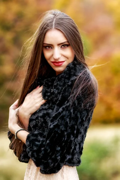 Jonge brunette vrouw portret in herfst kleur — Stockfoto