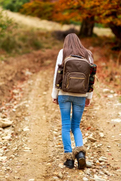 Bayan sonbahar sırasında hiking sırt çantası — Stok fotoğraf